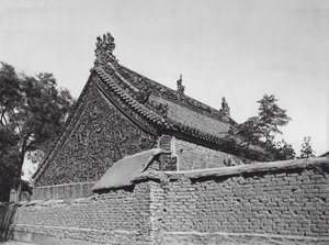 Tsing yang shu, Shantung, sal med glaserede terrakottarelieffer i Tai shan-gudindens tempel (s/h-foto) af Ernst Boerschmann
