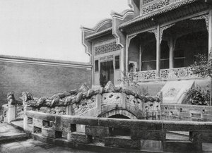 Wanhien, Wen miao, Szechuan, Forgård med dam og dragebro i Konfucius-templet i Wanhien (s/h-foto) af Ernst Boerschmann