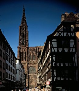 Gotisk kunst: udsigt fra en af portalerne Cathedrale Notre Dame de Strasbourg, bygget i det 13. århundrede af Erwin von Steinbach. (Nederrhinen) af Erwin von Steinbach