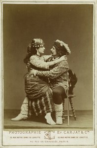 René Didier og Alice Lody i rollerne som Phoebus og Esmeralda af Etienne Carjat