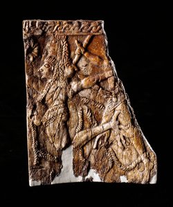 Etruskisk civilisation: elfenbensplade dekoreret af repræsentationen af Geryon - Fra tumulus af Montefortini, Comeana, Italien - 7. århundrede f.Kr. Dim 10x8,1 cm Firenze, Museo Archeologico, inv 194662 af Etruscan