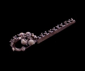 Etruskisk civilisation: sølvdragefibule fra nekropolis Banditella, Marsigliana d"Albegna, Italien, 675-650 f.Kr. af Etruscan