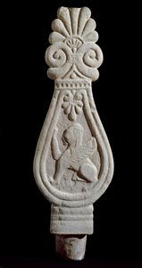 Etruskisk civilisation: gravstele i gres decoree af silhuetten af en løvevinge fra Londa i Italien. 550-500 f.Kr. Firenze, Museo Archeologico af Etruscan