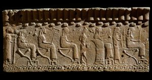 Etruskisk civilisation: terracotta frise prydet med lave relieffer af guddommelige og siddende dignitærer. 580 f.Kr. Dim. 24x54 cm. Fra Murlo Palace. Murlo, Antiquarium Comunale af Etruscan
