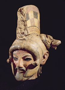 Hovedet af en kriger iført hjelm, fra Satricum (malet ler) af Etruscan
