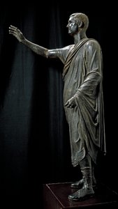 Romersk etruskisk kunst: bronzestatue af Aulo Metello kaldet Harangueur - 80 f.Kr., Fra Pila nær Perugia, Dim. 179 cm - Firenze, Museo Archeologico - Portræt af Aule Metele (Aulus Metellus) også kendt som Oratoren (L