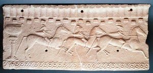 Plaque med et relief af ryttere (sten)