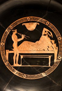 Bæger: symposiast og ung slave spiller dobbelt aulos (Rødfigurkeramik,) af Euaion painter