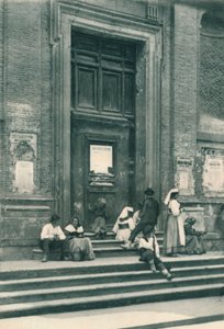 Mødested for kunstnermodeller foran en kirke i Via Babuino, Rom, Italien, 1927 af Eugen Poppel