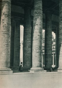 En del af søjlegangen på Peterspladsen, Rom, Italien, c1926 1927 af Eugen Poppel