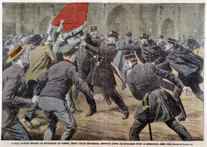 I Lille afviser politiet antiklerikerne, der kommer foran kirken St Maurice for at protestere mod katolikker, der fejrer Jeanne d