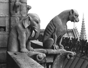 Elefant- og løvegargoyler fra balustraden i Grande Galerie på vestfacaden, replika af en original fra det 12. århundrede (sten) (s/h-foto) af Eugene Emmanuel Viollet le Duc