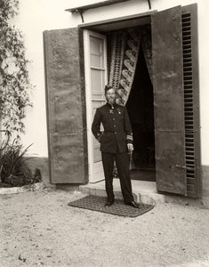 Portræt af en mand i uniform på gården Lo Zucco, Sicilien, 1900 af Eugenio Interguglielmi