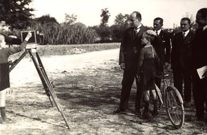 Mussolini poserer med sin søn for en fotograf (s/h-billede) af Eugenio Risi