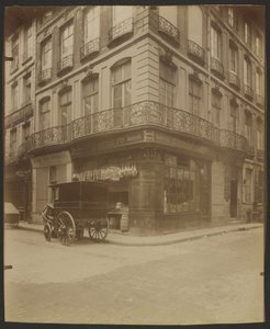 54 Rue Saint-Honoré og 1 Rue des Prouvaires, (1° Arr.) af Eugène Atget