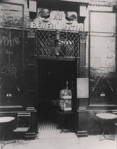 Au Réveil Matin, rue Amelot, 11. arrondissement, Paris af Eugène Atget