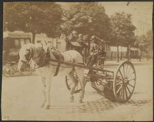 [Hestetrukket fejemaskine] af Eugène Atget