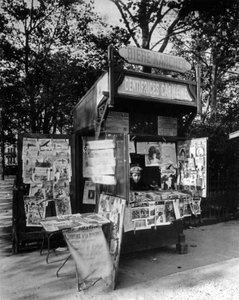 Kiosk i Paris, ca. 1910 (s/h-foto) af Eugène Atget
