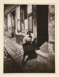 La Villette, offentlig pige, der holder uret, 19. April 1921 (La Villette, Streetwalker Waiting for a Client, 19. arrondissement, april 1921) af Eugène Atget