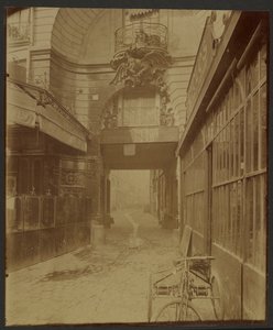 Dragon Gate af Eugène Atget