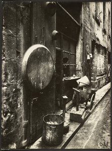[Rue de la Reynie (blikkenslagerforretning, rue de la Reynie)) af Eugène Atget