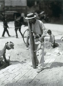 Street Paver, 1910 (gelatinesølvtryk) af Eugène Atget