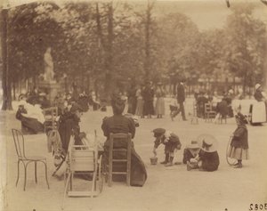 Kvinder og børn i Luxembourg Haver af Eugène Atget