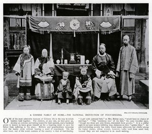 En kinesisk familie hjemme, National Institution of Foot-Binding (s/h foto) af European Photographer