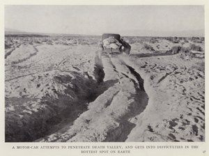 En bil forsøger at trænge ind i Death Valley og kommer i vanskeligheder på det varmeste sted på jorden (s/h foto) af European Photographer