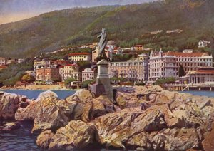Opatija, nu Opatija i Kroatien: Madonna del Mare, i baggrunden kirken St Mary Announced (foto) af European Photographer