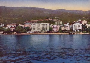 Opatija, nu Opatija i Kroatien: Panorama fra havet med udsigt over Pension Breiner, Hotel Residenz, Hotel Savoy og Villa Jeanette (foto) af European Photographer
