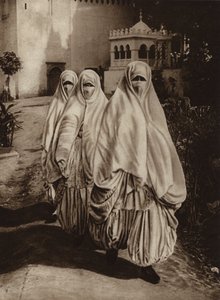 Algier, Kvinder på gåtur (s/h-foto) af European Photographer