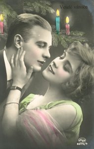 Par ved at kysse foran juletræet af European Photographer