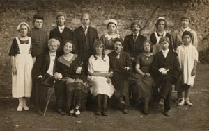 Gruppeportræt af unge mennesker i kostume (s/h foto) af European Photographer