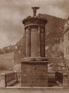 Monument til Dionysos, vinens gud, rejst i Athen i 335-34 f.Kr. af Lysicrates for at fejre sit holds sejr i teatralske konkurrencer (s/h foto) af European Photographer