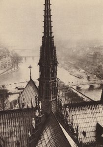 Paris: La fleche de Notre-Dame vue des tours; Spiret på Notre-Dame set fra tårnene (s/h-foto) af European Photographer
