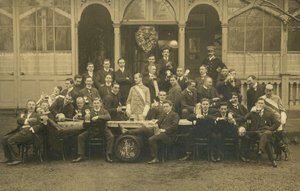 Portræt af en gruppe mænd, muligvis en fægteklub (s/h-billede) af European Photographer