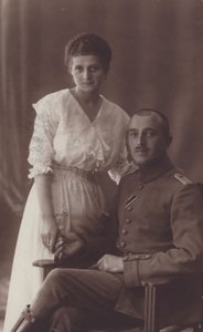 Portræt af en soldat og hans kone (s/h foto) af European Photographer