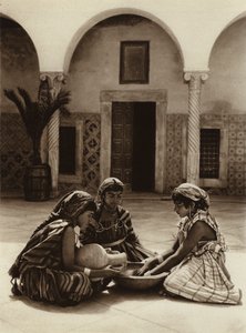 Tunis, Gruppe af kvinder i et arabisk hus (s/h-foto) af European Photographer