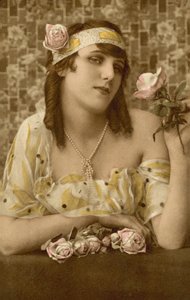 Kvinde poserer med blomster (foto i farver) af European Photographer