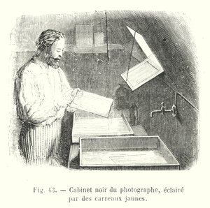 Fotografens mørke skab, oplyst af gule fliser (gravering) af European School