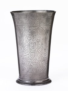 Erindringsbæger i tin med vristede portrætter af William III og Mary II, ca. 1689-94 (tin)