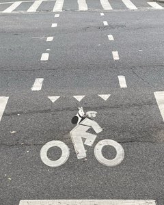 Skiltning af cykelsti på gaden (digital kunst) af Evan Sklar