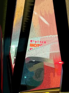 Rivera Motel-skiltet set fra bilen på en regnfuld aften (digital kunst) af Evan Sklar