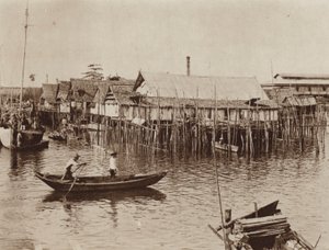 Fiskerhuse på bygget på pæle over vandet, Singapore (s/h foto) af Ewing Galloway