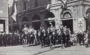 Album "Duce": Benito Mussolini på hesteryg paraderende gennem Ferraras gader (s/h foto) af F. Caponetti