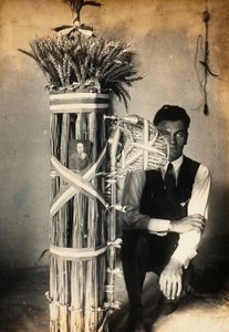 Antonio Floridi poserer nær fasces af liktorer lavet af ører af hvede. Gård ejet af Camillo Frizzoni, i Morengo, provinsen Bergamo. På toppen af fasces er et foto af Mussolini af F. Frizzoni