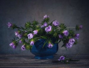 Stilleben med lavendelfarvede tidsler af Fangping Zhou