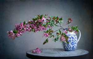 Lyserøde blomster i blå vase af Fangping Zhou