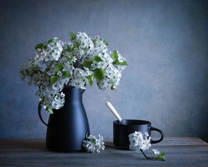 Stilleben med forårsblomster